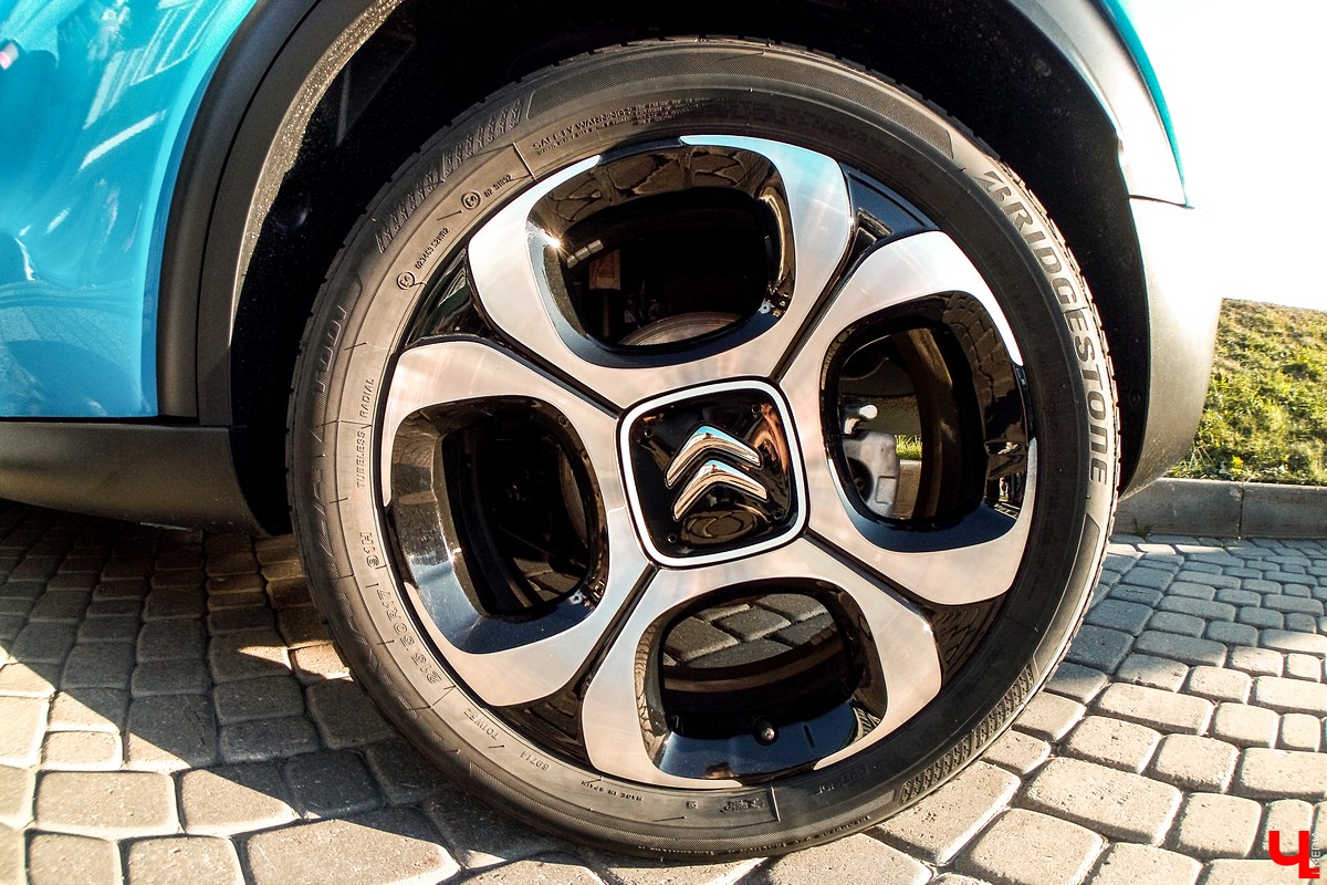 15 и 16 сентября в Суздале прошел фестиваль автомобильного тюнинга Tuning Car Awards. На него съехалось больше 100 машин со всей России