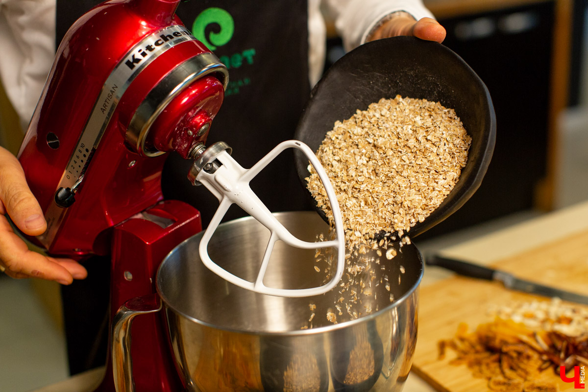 Наталья Лапшина и Анна Шигаева из группы VK “Современные мамы” готовят гранолу с шефом кулинарной студии Roulet Дмитрием Орловским