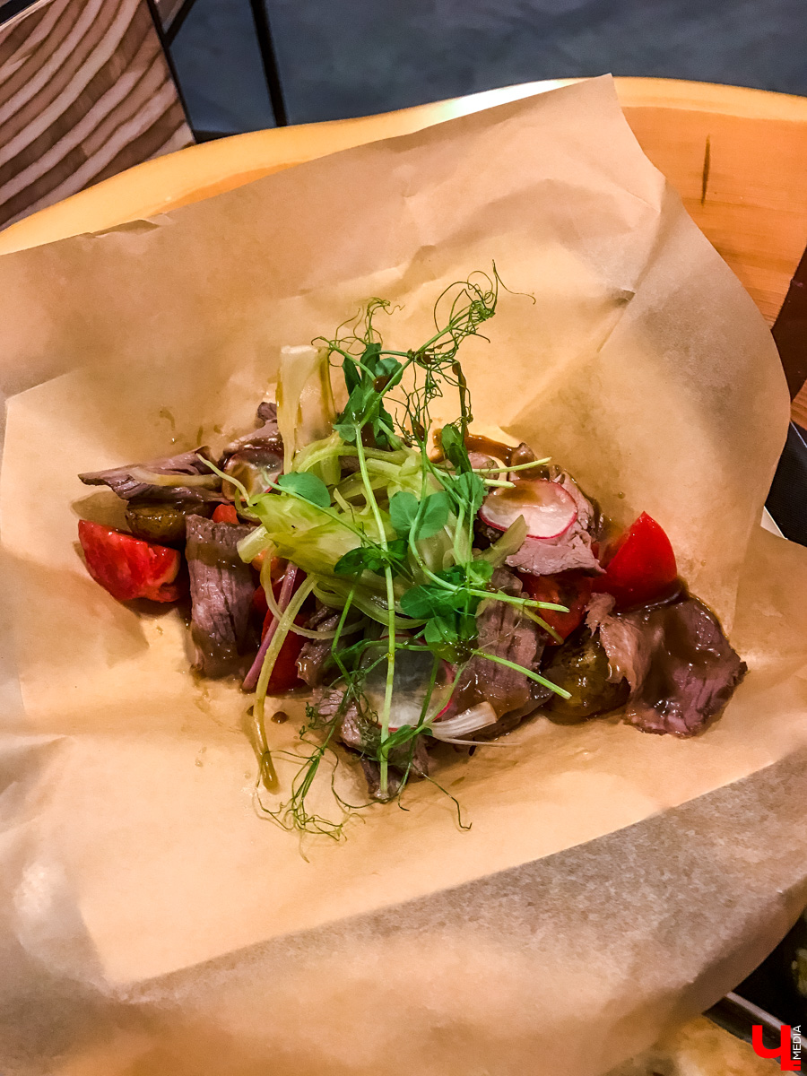 Журналист Ключ-Медиа побывала в ресторане Ольги Бузовой, оценила интерьер и узнала, что там за салаты такие подают под названием “Мало половин” и “Бузцезарь”