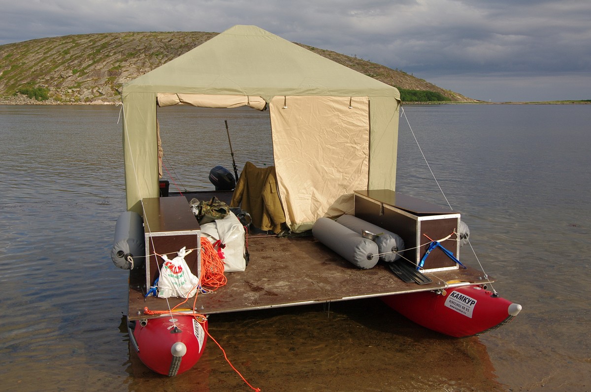 Капитан тримарана “Пола” Дмитрий Козлов, совершивший путешествие из Баренцева в Белое море, рассказал о том, страшно ли двое суток идти в шторм, стоит ли бояться медведей и какая рыба клюет в северном океане