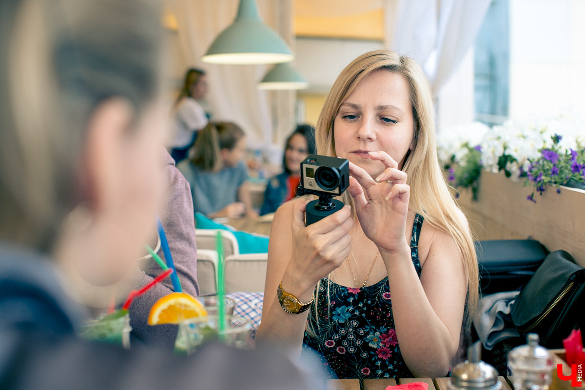 Блогеры посетили кафе Carlson Veranda и дали свою оценку кухне, персоналу и обстановке, а также насладились шикарным видом на закатное небо Владимира