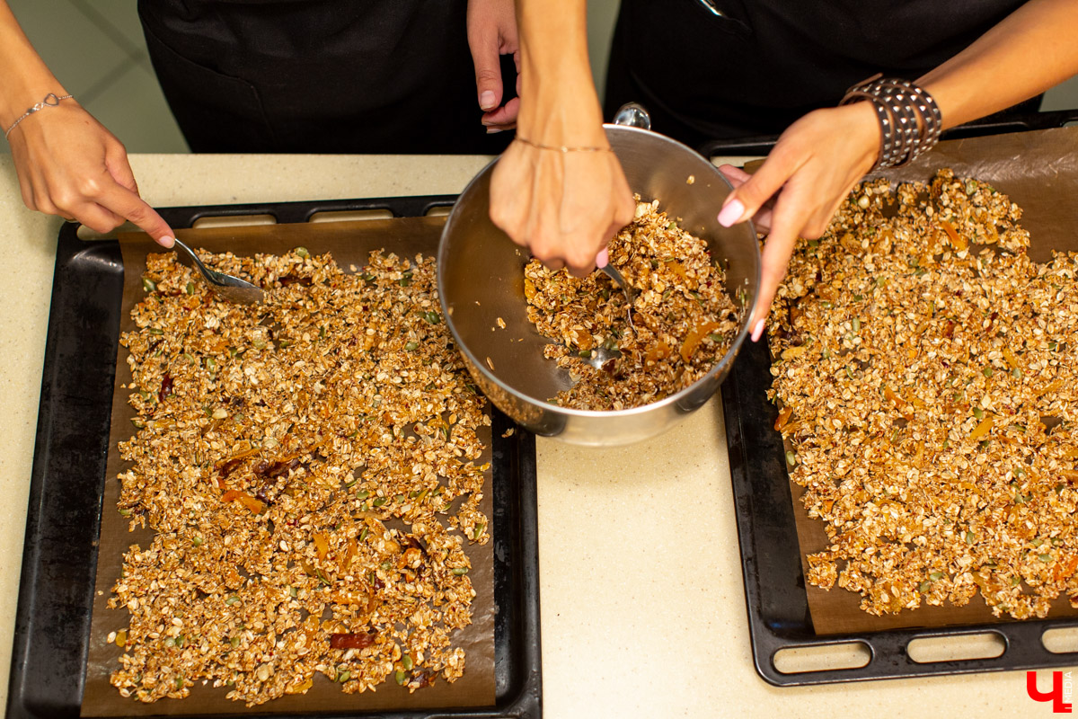 Наталья Лапшина и Анна Шигаева из группы VK “Современные мамы” готовят гранолу с шефом кулинарной студии Roulet Дмитрием Орловским