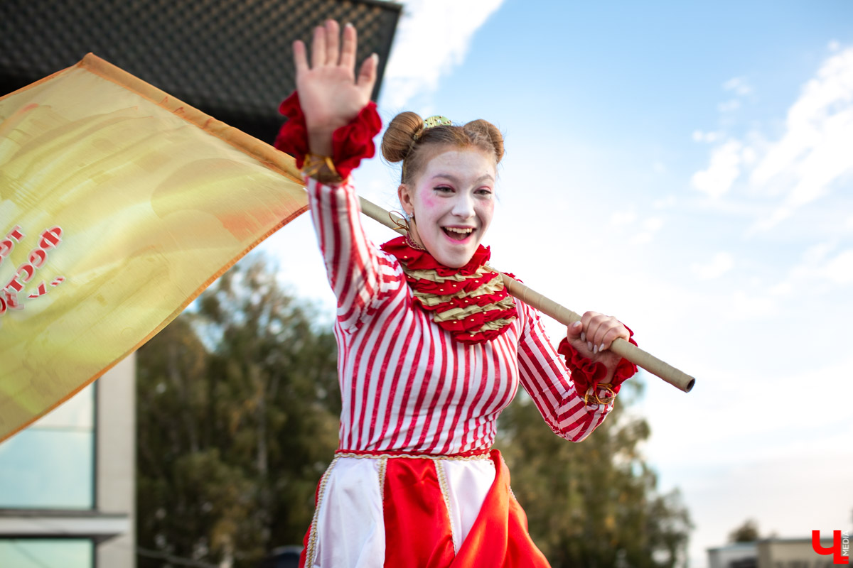 18 сентября во Владимире, около драмтеатра, открыли новый памятник. Он посвящен провинциальным актерам Счастливцеву и Несчастливцеву