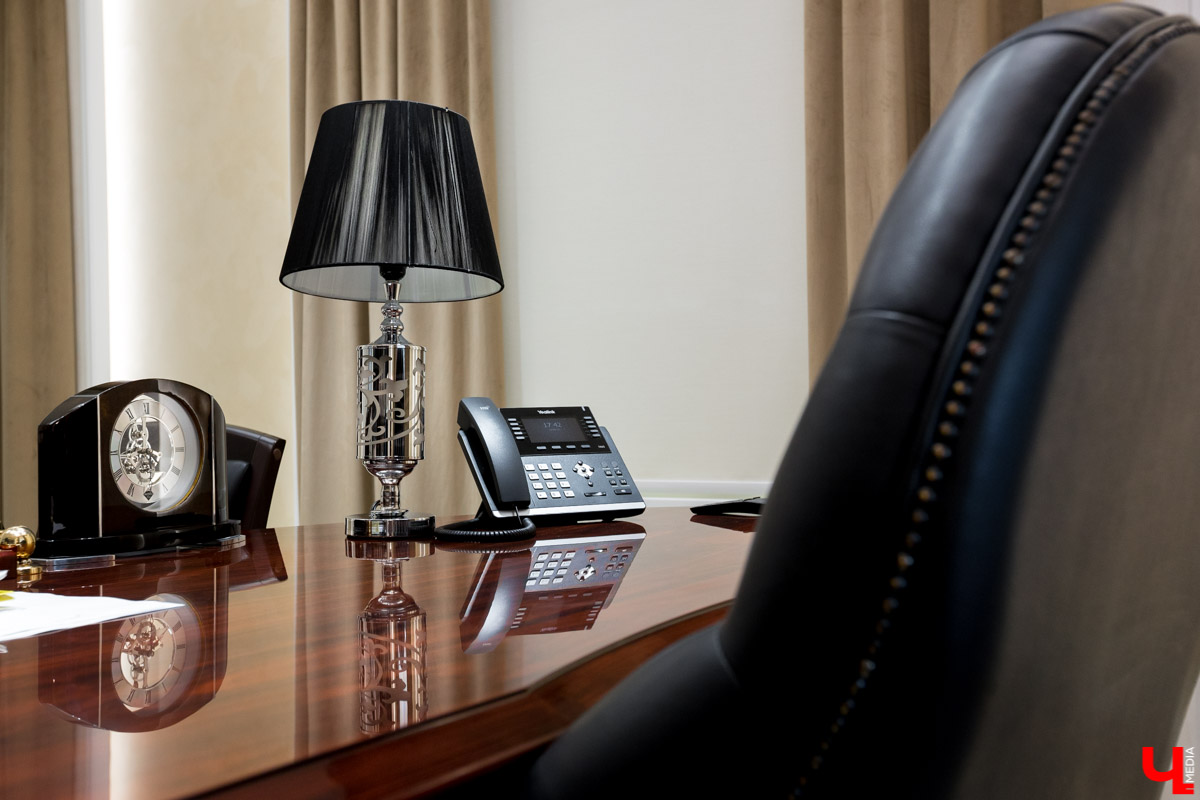 Архитектор-дизайнер Наталья Корешкова провела экскурсию по одному из самых роскошных офисов Владимира, в котором есть даже “золотой” туалет и джакузи