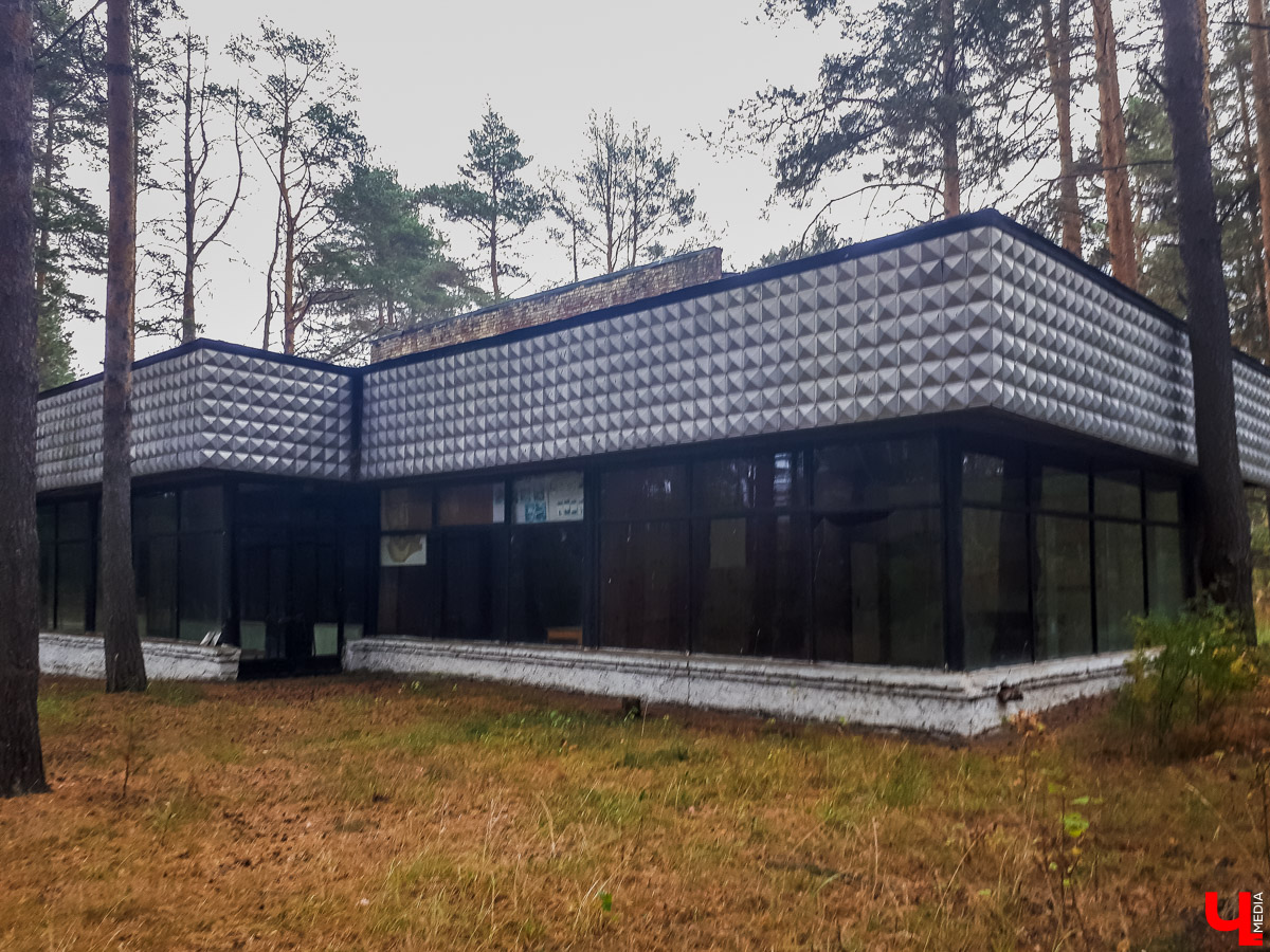 В лесу в Суздальском районе мы случайно набрели на пионерский лагерь “Юность”, который несколько лет простоял заброшенным. Мародеры до него не добрались, а потому постройки остались целыми