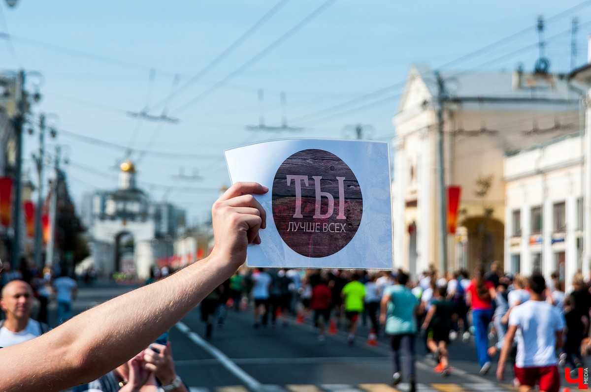 8 сентября во Владимире прошел 2-й полумарафон “Золотые ворота”. В нем приняли участие больше 5500 спортсменов из России, Германии, Мексики, Польши и Южной Африки. Победителей награждала фигуристка Ирина Слуцкая