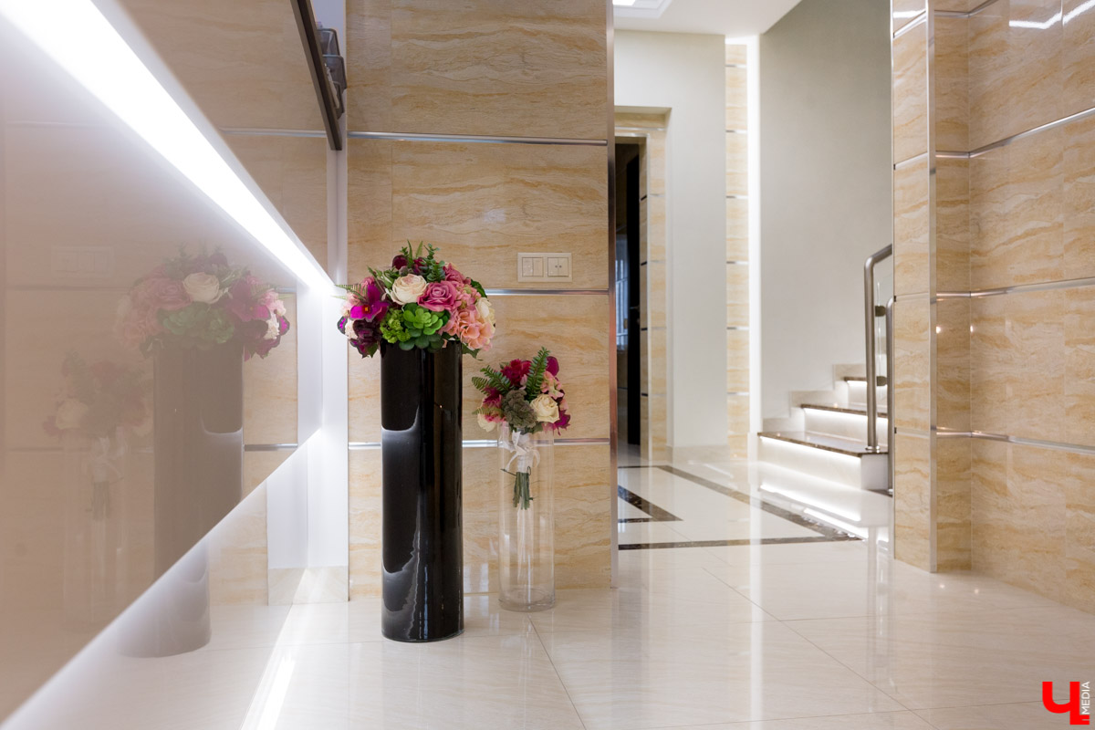 Архитектор-дизайнер Наталья Корешкова провела экскурсию по одному из самых роскошных офисов Владимира, в котором есть даже “золотой” туалет и джакузи