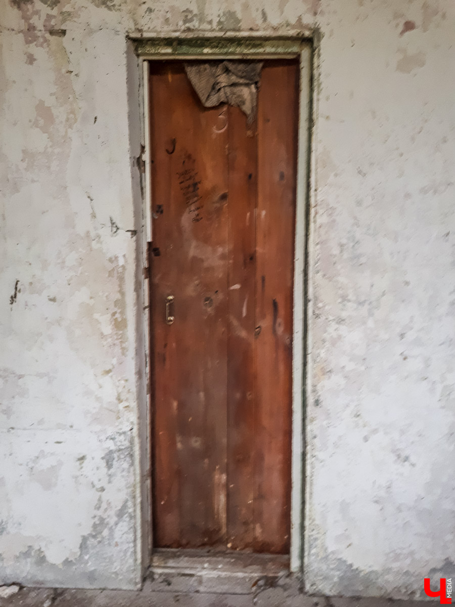 В лесу в Суздальском районе мы случайно набрели на пионерский лагерь “Юность”, который несколько лет простоял заброшенным. Мародеры до него не добрались, а потому постройки остались целыми