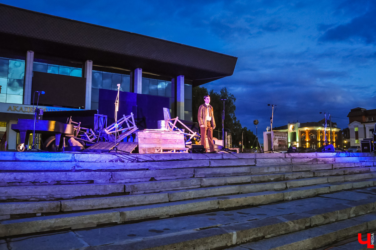 «Молодая гвардия» на Театральной площади