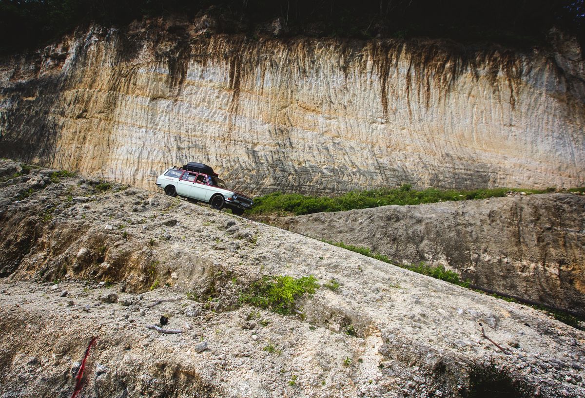 Проекту “Экспедиция Восход” уже третий год. Участники собираются в долгое путешествие на двух советских “Волгах”. Первый раз это была поездка на Бали, второй – в Португалию, сейчас во Владивосток. Маршрут экспедиции пролегал через Владимир