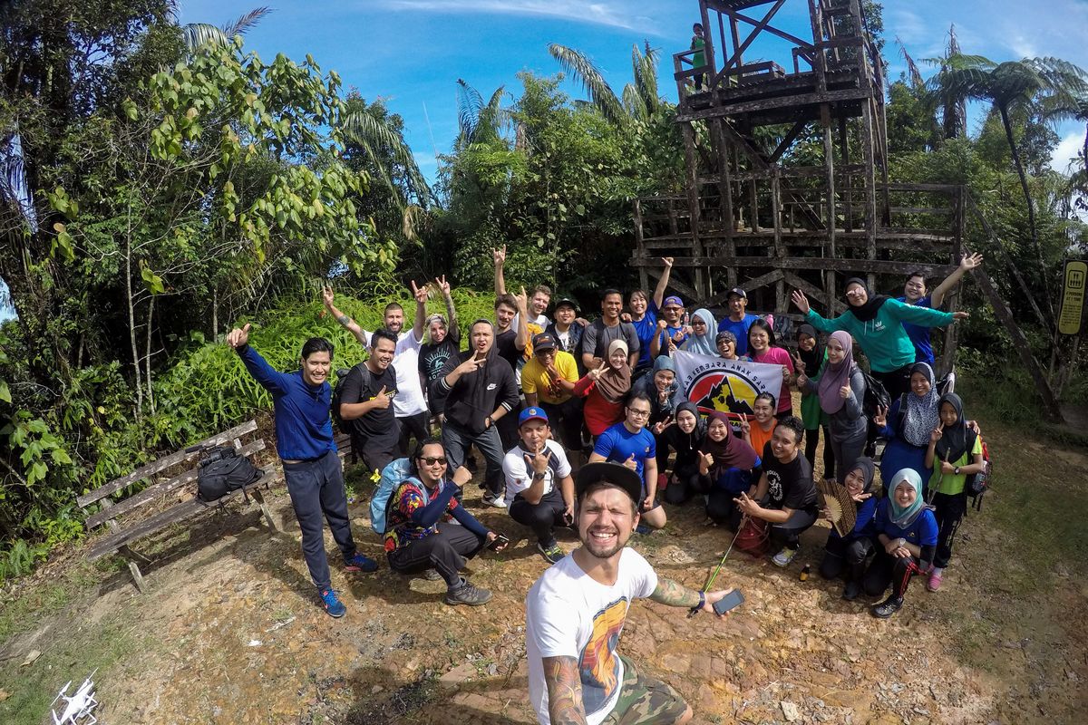 Проекту “Экспедиция Восход” уже третий год. Участники собираются в долгое путешествие на двух советских “Волгах”. Первый раз это была поездка на Бали, второй – в Португалию, сейчас во Владивосток. Маршрут экспедиции пролегал через Владимир