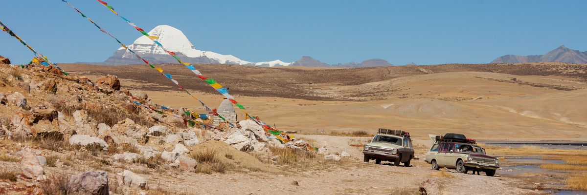 Проекту “Экспедиция Восход” уже третий год. Участники собираются в долгое путешествие на двух советских “Волгах”. Первый раз это была поездка на Бали, второй – в Португалию, сейчас во Владивосток. Маршрут экспедиции пролегал через Владимир