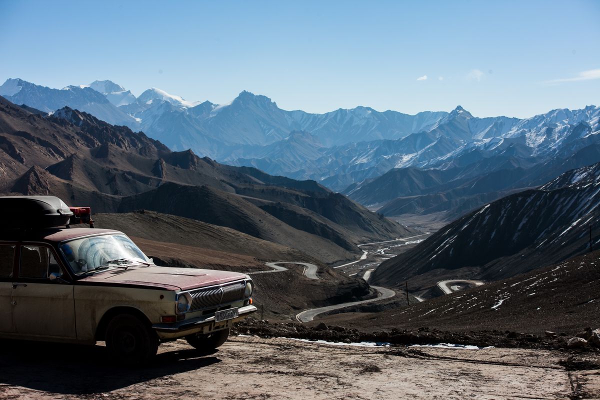 Проекту “Экспедиция Восход” уже третий год. Участники собираются в долгое путешествие на двух советских “Волгах”. Первый раз это была поездка на Бали, второй – в Португалию, сейчас во Владивосток. Маршрут экспедиции пролегал через Владимир