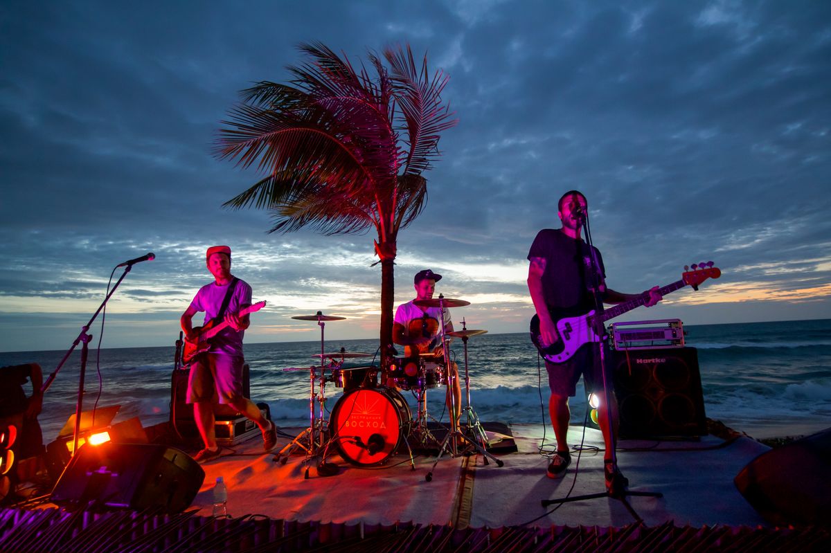 Проекту “Экспедиция Восход” уже третий год. Участники собираются в долгое путешествие на двух советских “Волгах”. Первый раз это была поездка на Бали, второй – в Португалию, сейчас во Владивосток. Маршрут экспедиции пролегал через Владимир