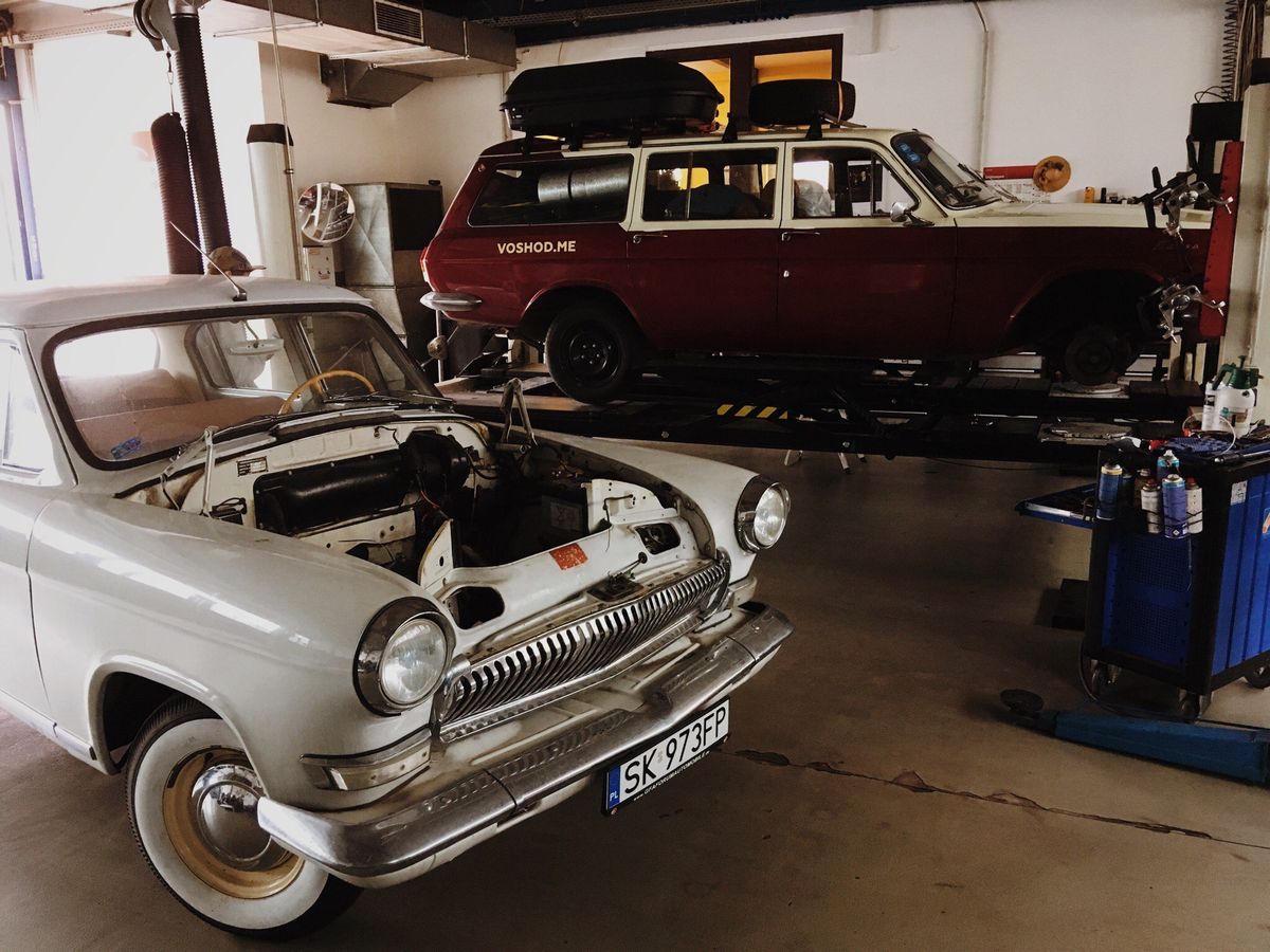 Проекту “Экспедиция Восход” уже третий год. Участники собираются в долгое путешествие на двух советских “Волгах”. Первый раз это была поездка на Бали, второй – в Португалию, сейчас во Владивосток. Маршрут экспедиции пролегал через Владимир