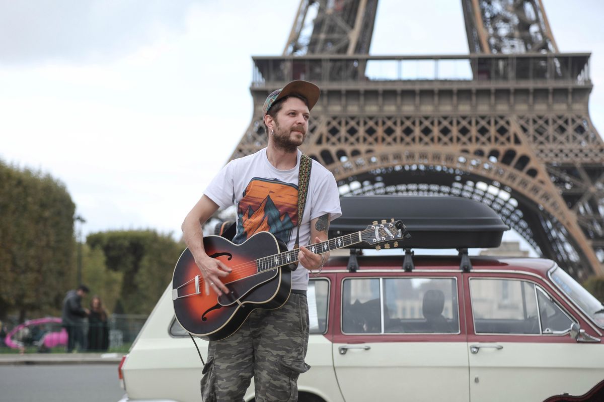 Проекту “Экспедиция Восход” уже третий год. Участники собираются в долгое путешествие на двух советских “Волгах”. Первый раз это была поездка на Бали, второй – в Португалию, сейчас во Владивосток. Маршрут экспедиции пролегал через Владимиро