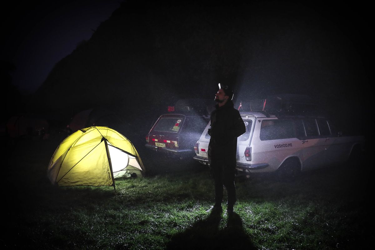 Проекту “Экспедиция Восход” уже третий год. Участники собираются в долгое путешествие на двух советских “Волгах”. Первый раз это была поездка на Бали, второй – в Португалию, сейчас во Владивосток. Маршрут экспедиции пролегал через Владимир