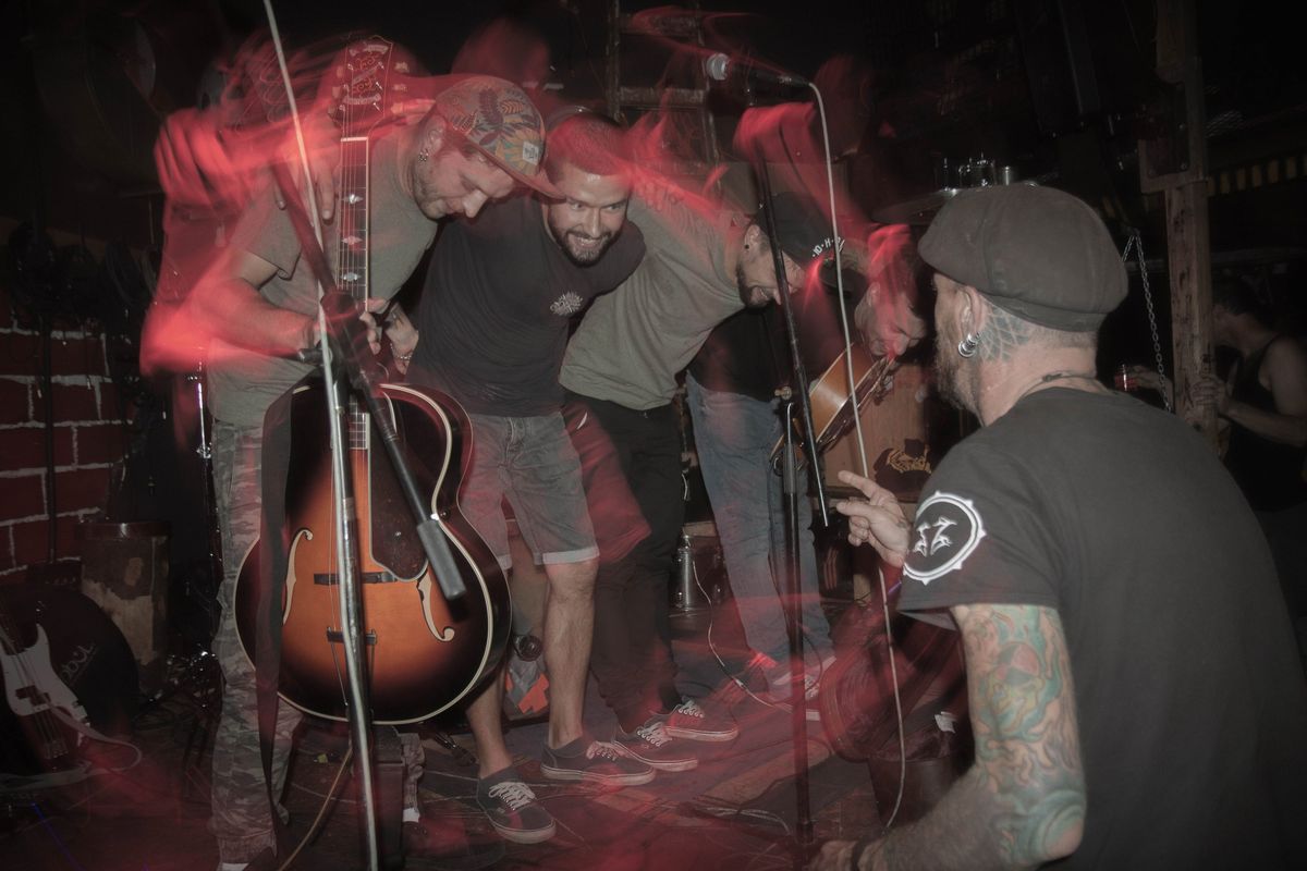 Проекту “Экспедиция Восход” уже третий год. Участники собираются в долгое путешествие на двух советских “Волгах”. Первый раз это была поездка на Бали, второй – в Португалию, сейчас во Владивосток. Маршрут экспедиции пролегал через Владимир