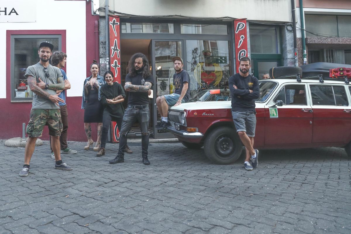 Проекту “Экспедиция Восход” уже третий год. Участники собираются в долгое путешествие на двух советских “Волгах”. Первый раз это была поездка на Бали, второй – в Португалию, сейчас во Владивосток. Маршрут экспедиции пролегал через Владимир