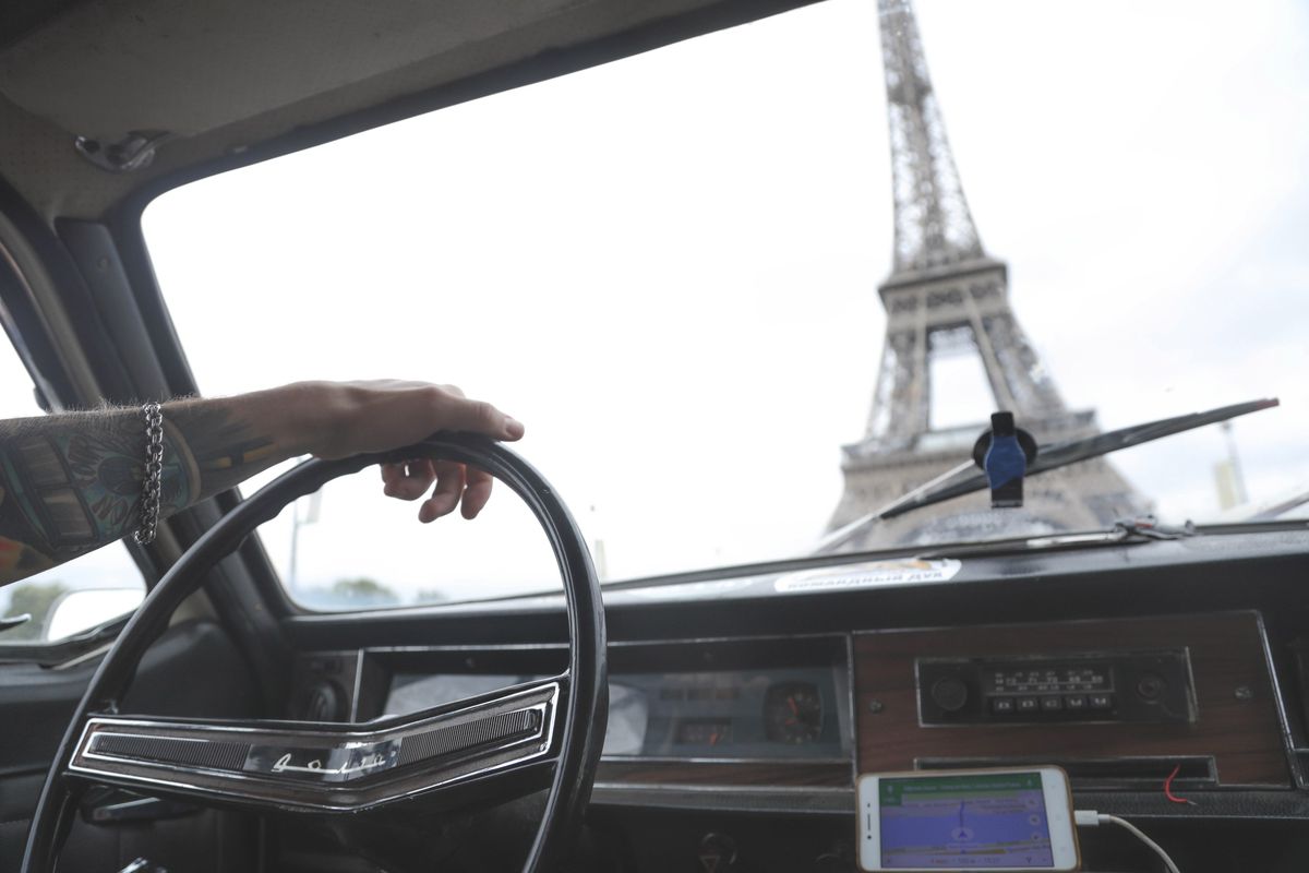 Проекту “Экспедиция Восход” уже третий год. Участники собираются в долгое путешествие на двух советских “Волгах”. Первый раз это была поездка на Бали, второй – в Португалию, сейчас во Владивосток. Маршрут экспедиции пролегал через Владимир