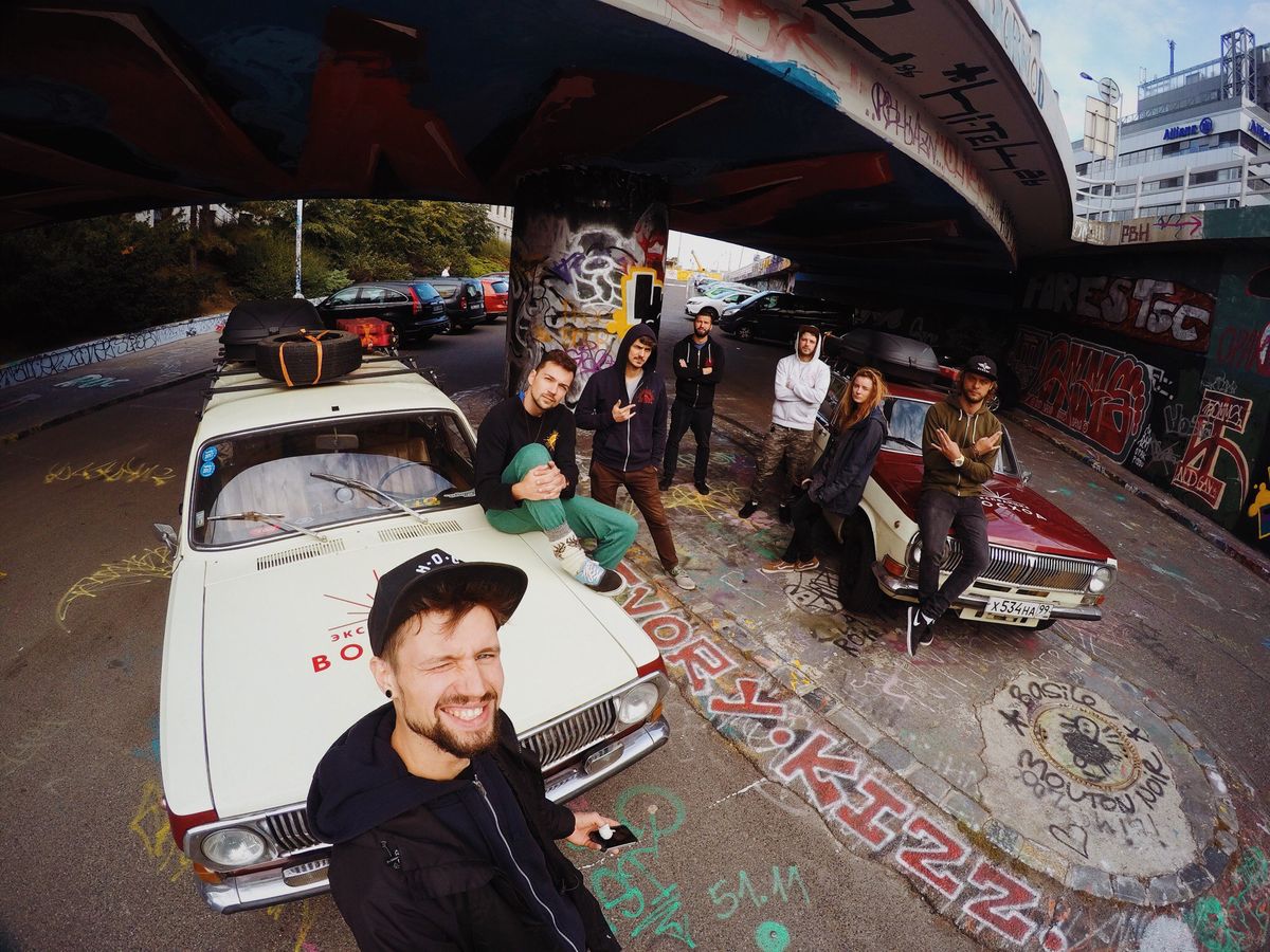 Проекту “Экспедиция Восход” уже третий год. Участники собираются в долгое путешествие на двух советских “Волгах”. Первый раз это была поездка на Бали, второй – в Португалию, сейчас во Владивосток. Маршрут экспедиции пролегал через Владимир