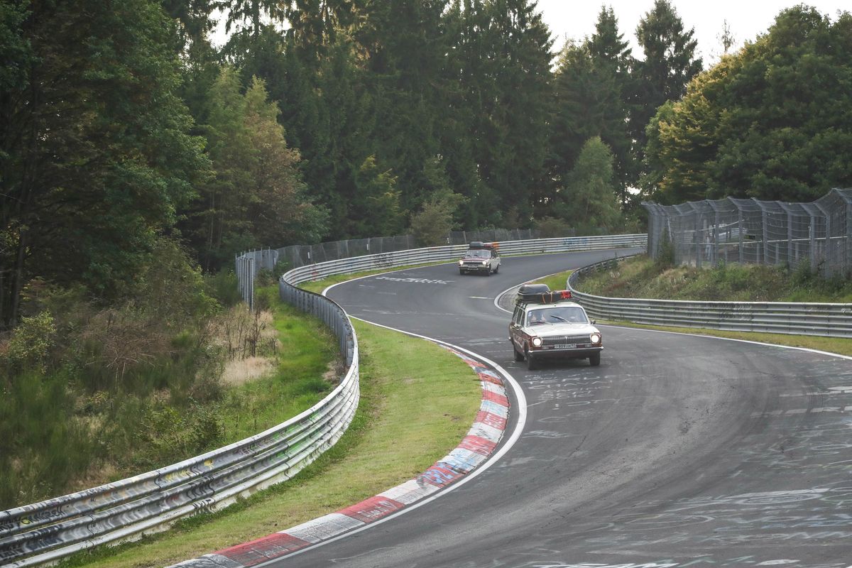 Проекту “Экспедиция Восход” уже третий год. Участники собираются в долгое путешествие на двух советских “Волгах”. Первый раз это была поездка на Бали, второй – в Португалию, сейчас во Владивосток. Маршрут экспедиции пролегал через Владимир