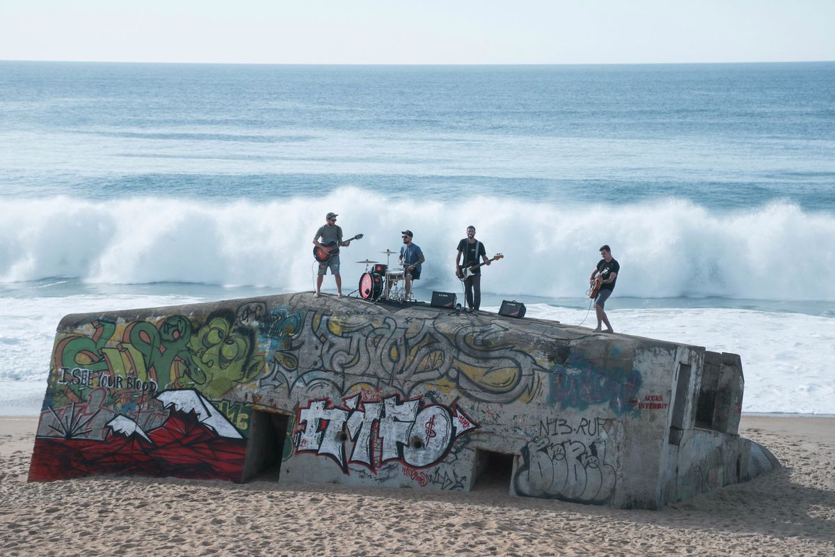 Проекту “Экспедиция Восход” уже третий год. Участники собираются в долгое путешествие на двух советских “Волгах”. Первый раз это была поездка на Бали, второй – в Португалию, сейчас во Владивосток. Маршрут экспедиции пролегал через Владимир
