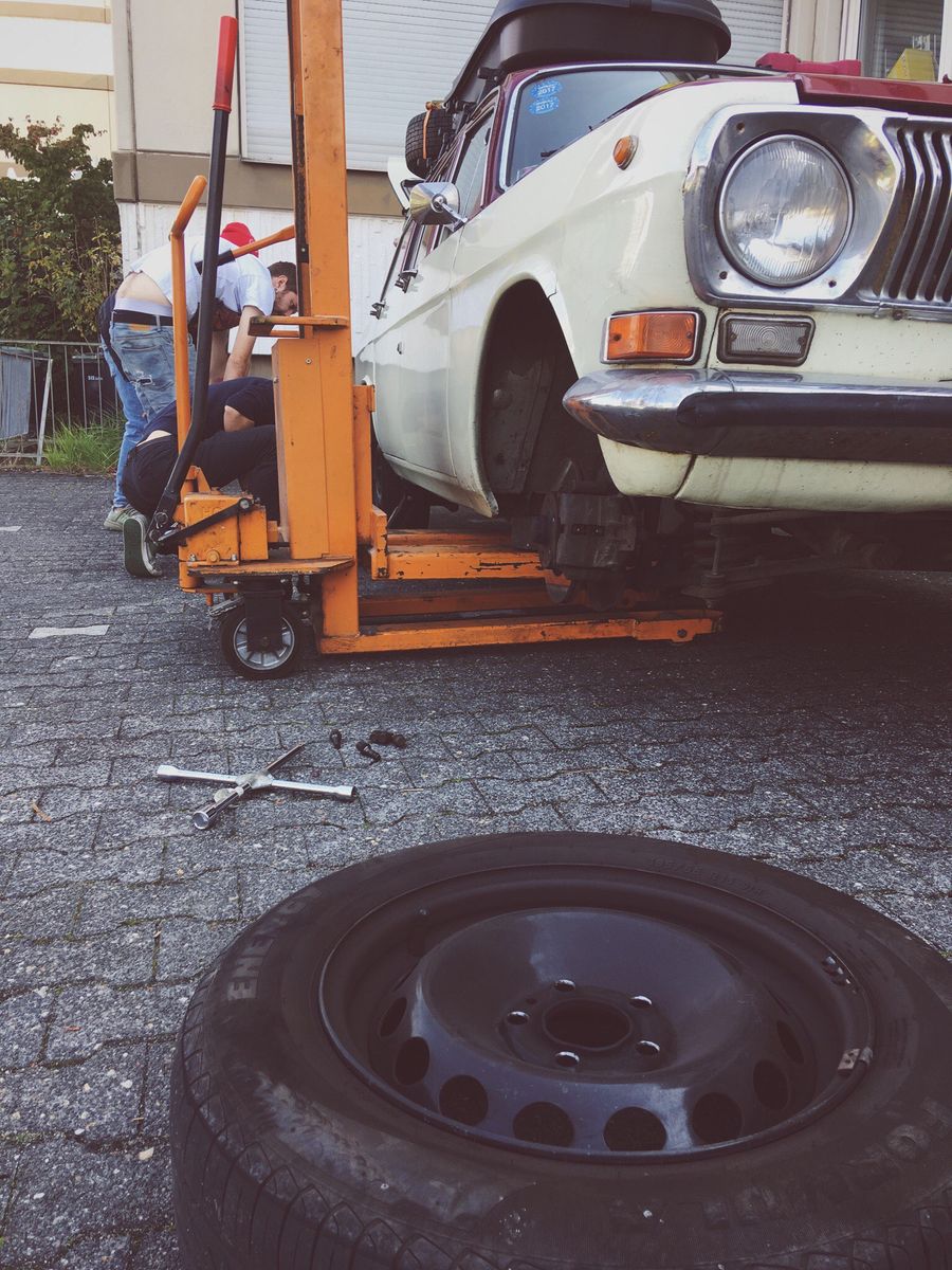 Проекту “Экспедиция Восход” уже третий год. Участники собираются в долгое путешествие на двух советских “Волгах”. Первый раз это была поездка на Бали, второй – в Португалию, сейчас во Владивосток. Маршрут экспедиции пролегал через Владимир