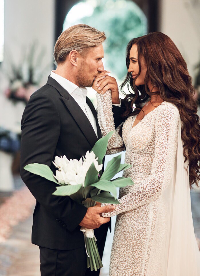 Денис Лебедев тщетно пытается вернуть Ольгу Бузову. Он ей дарит цветы, посвящает ей песни, а она его “динамит”