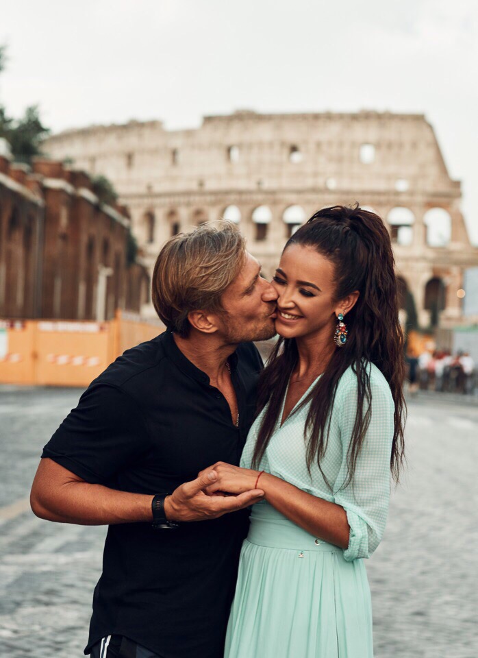 Денис Лебедев тщетно пытается вернуть Ольгу Бузову. Он ей дарит цветы, посвящает ей песни, а она его “динамит”