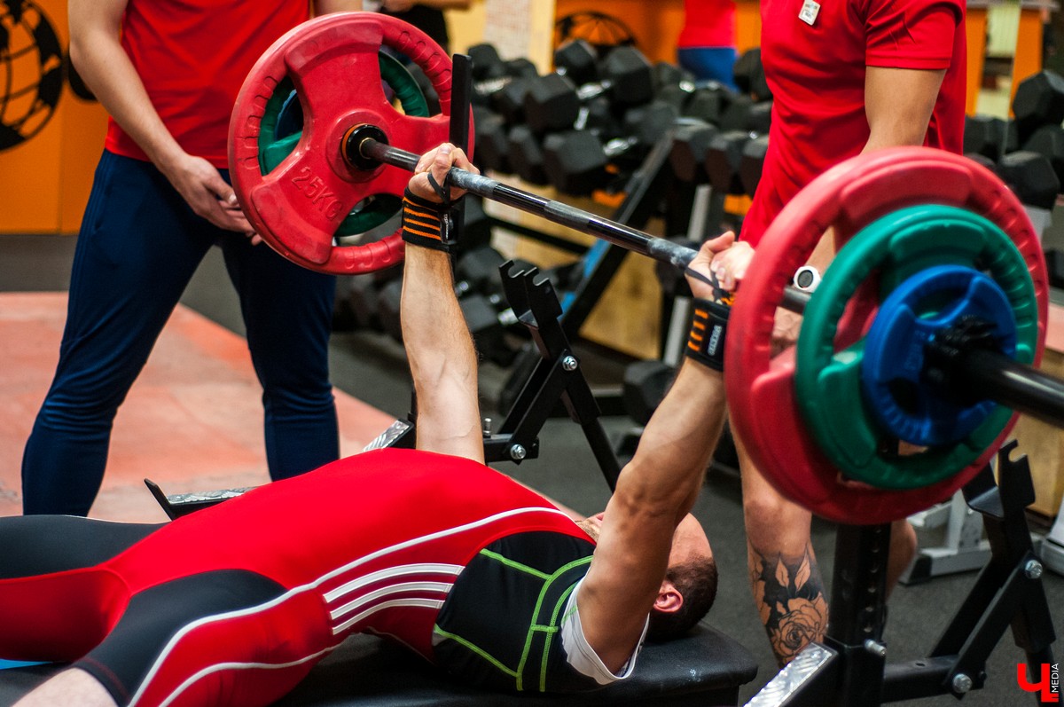26 октября во Владимире прошли открытые соревнования по классическому пауэрлифтингу. Соревнования включали в себя три этапа. Спортсмены должны были показать свои силы в приседе, жиме лежа и становой тяге