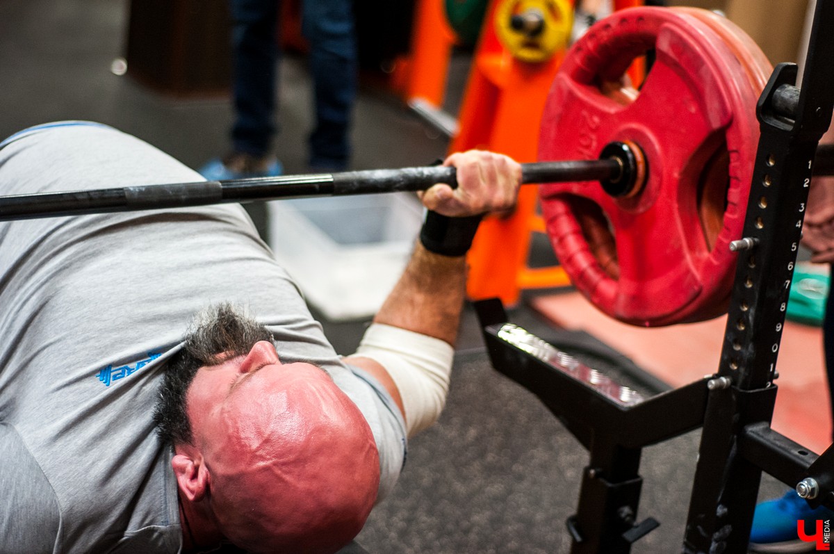 26 октября во Владимире прошли открытые соревнования по классическому пауэрлифтингу. Соревнования включали в себя три этапа. Спортсмены должны были показать свои силы в приседе, жиме лежа и становой тяге