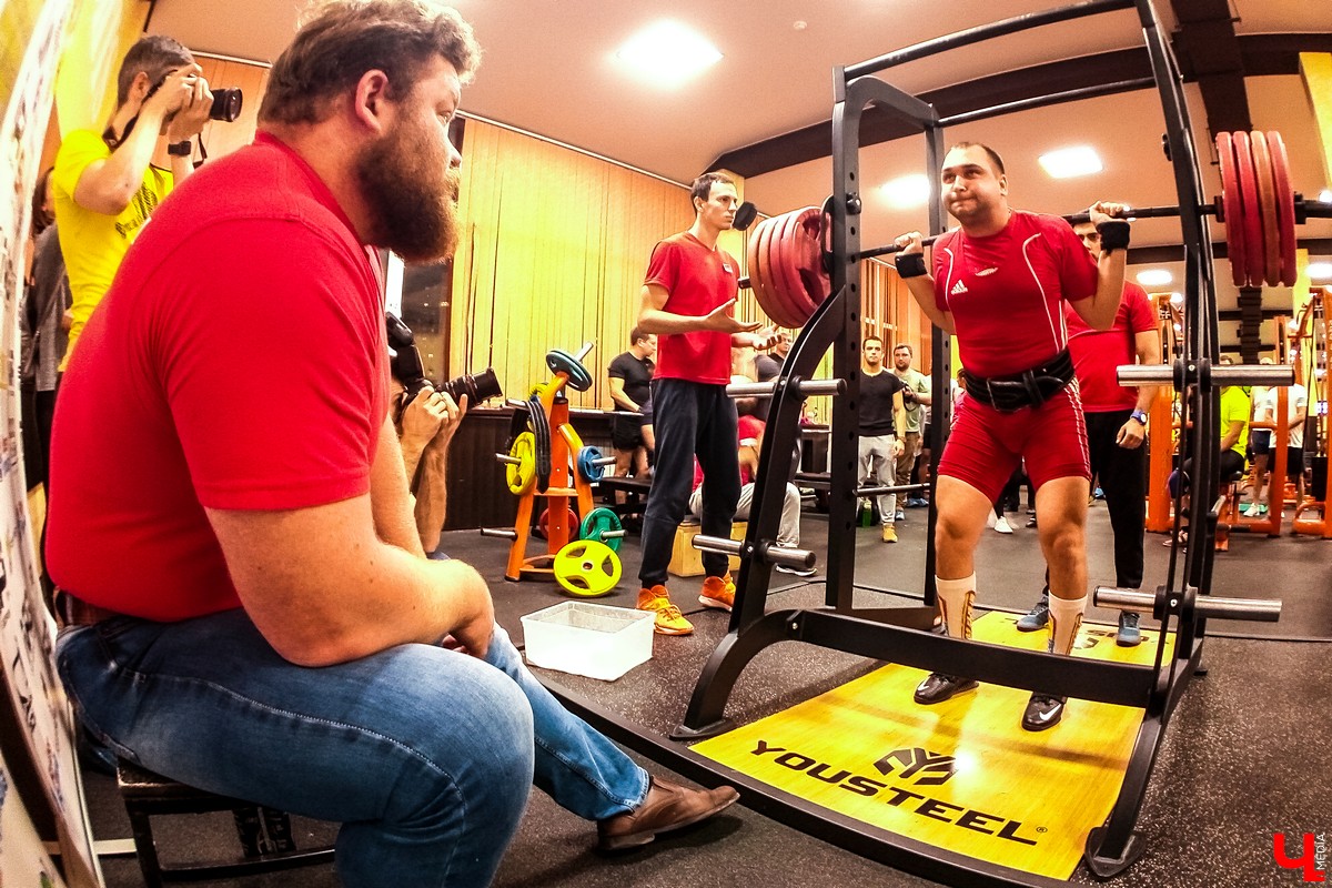 26 октября во Владимире прошли открытые соревнования по классическому пауэрлифтингу. Соревнования включали в себя три этапа. Спортсмены должны были показать свои силы в приседе, жиме лежа и становой тяге