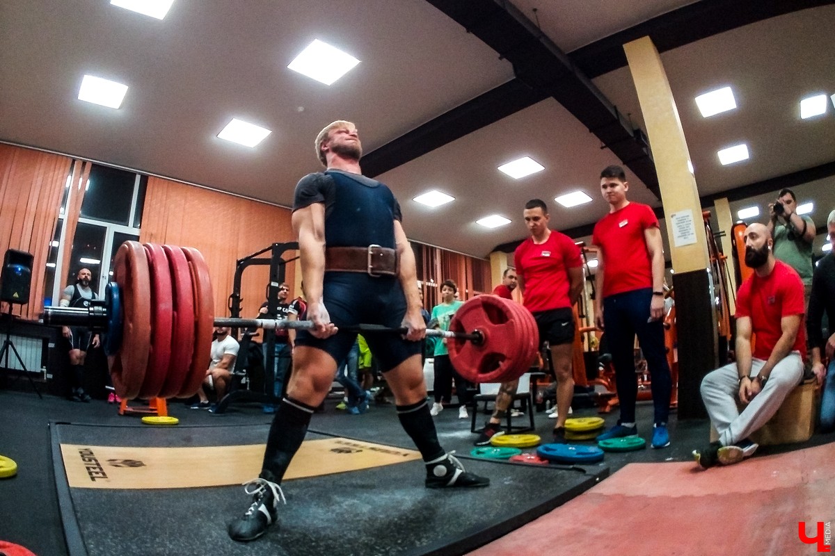 26 октября во Владимире прошли открытые соревнования по классическому пауэрлифтингу. Соревнования включали в себя три этапа. Спортсмены должны были показать свои силы в приседе, жиме лежа и становой тяге