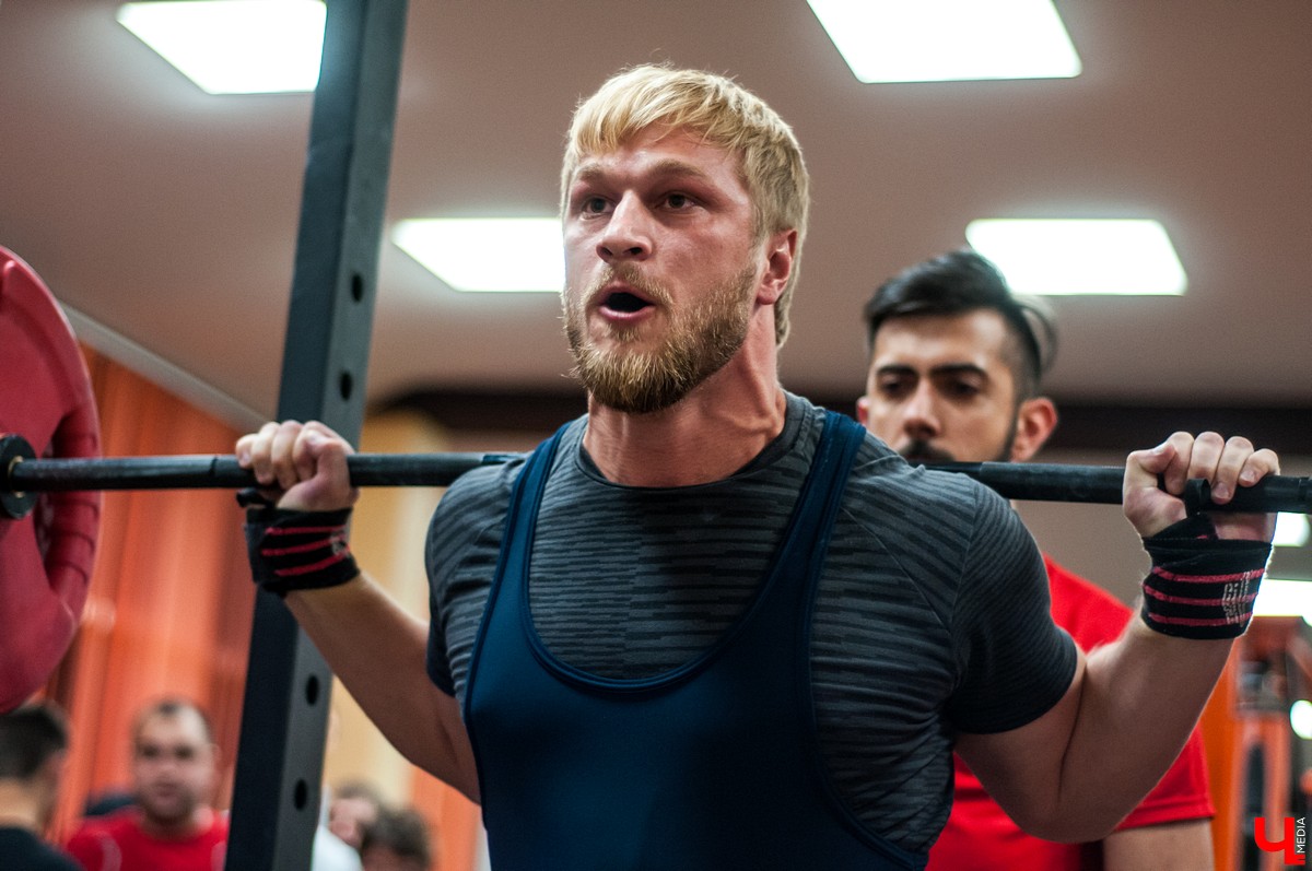 26 октября во Владимире прошли открытые соревнования по классическому пауэрлифтингу. Соревнования включали в себя три этапа. Спортсмены должны были показать свои силы в приседе, жиме лежа и становой тяге