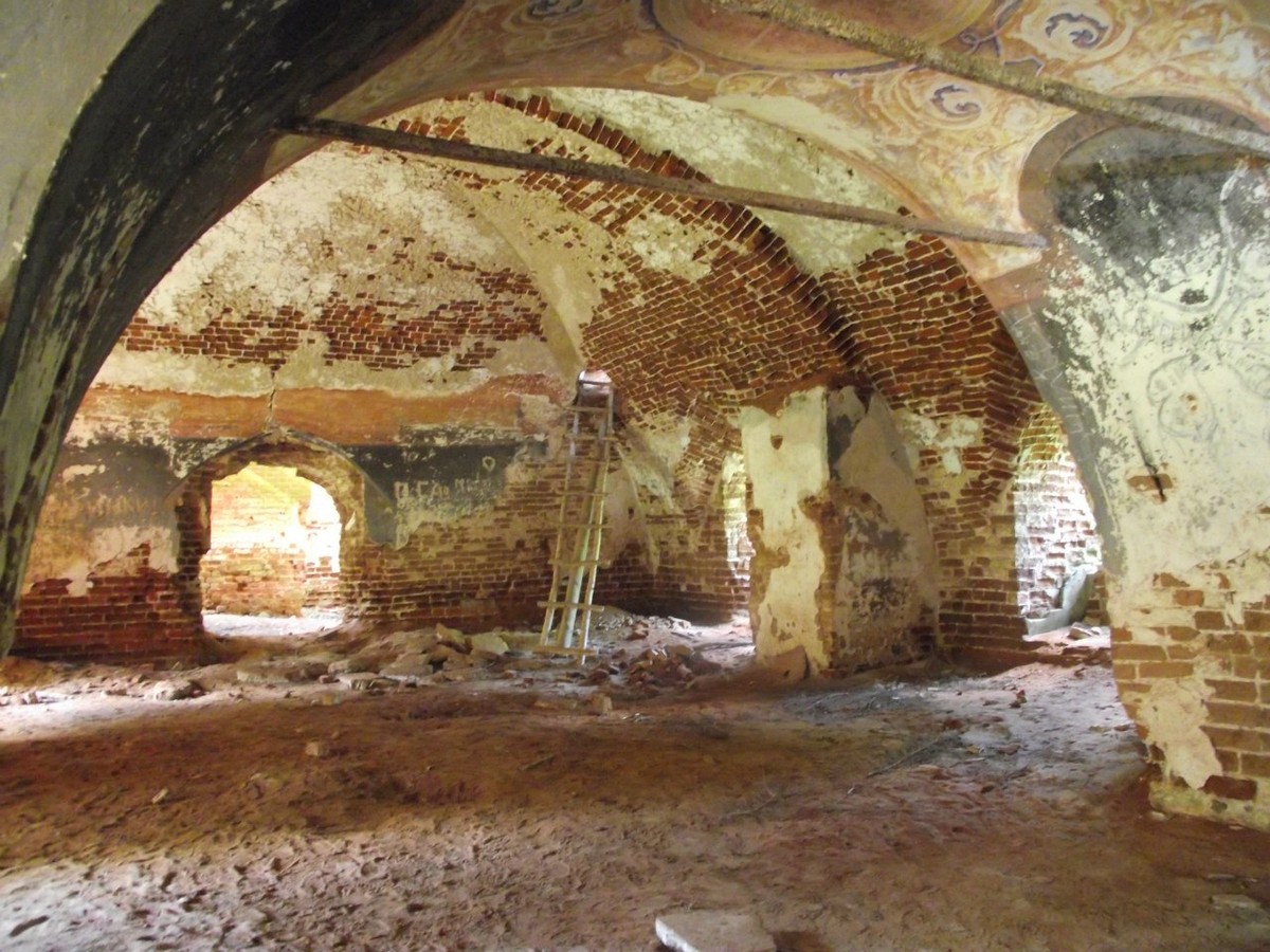 Исследователь аномальных явлений Дмитрий Савва поделился частью своего архива - захватывающими историями о призраках. Все они рассказаны очевидцами