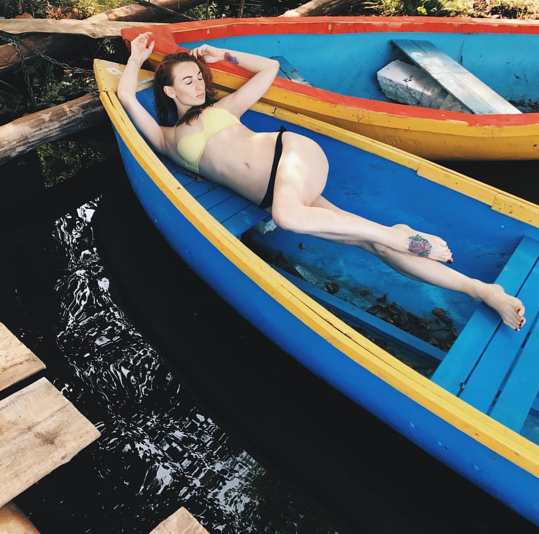 Яна Лютая - Девушка октября