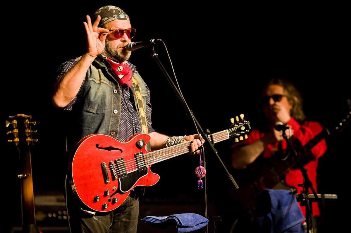 Разговор с музыкантом Олегом Губановым, который снимается в телепроектах на центральных каналах и выступает со звездами. И у нас есть небольшой, но повод для гордости. Олег - наш, владимирский. Он прожил в городе 13 лет