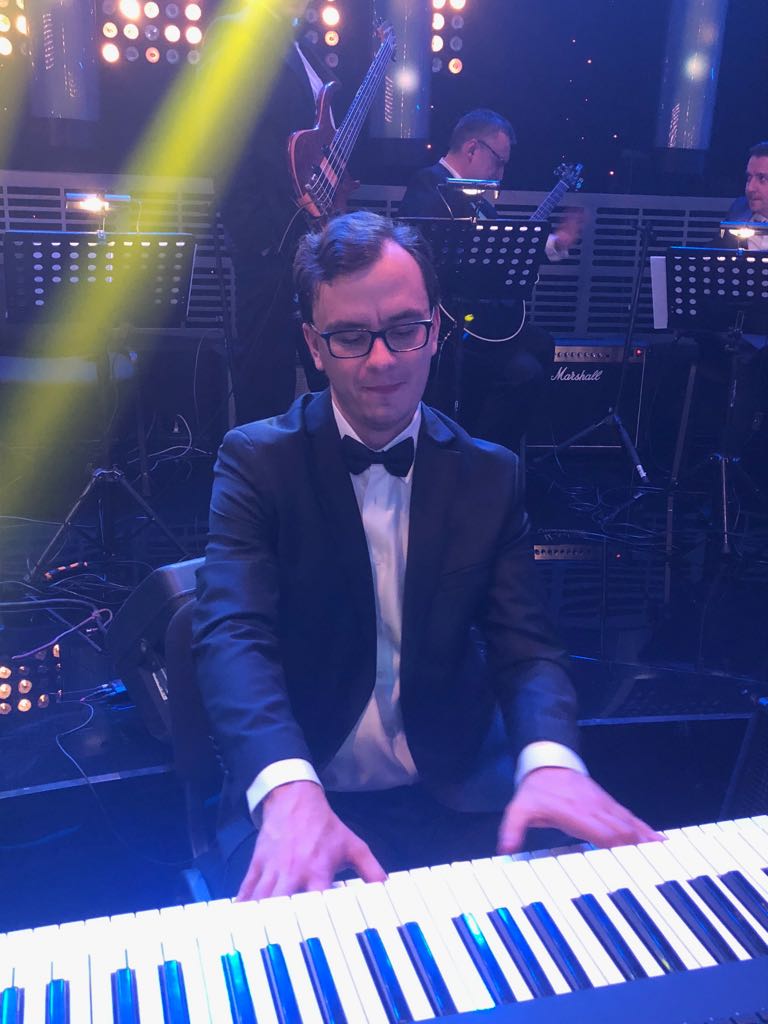 Разговор с музыкантом Олегом Губановым, который снимается в телепроектах на центральных каналах и выступает со звездами. И у нас есть небольшой, но повод для гордости. Олег - наш, владимирский. Он прожил в городе 13 лет