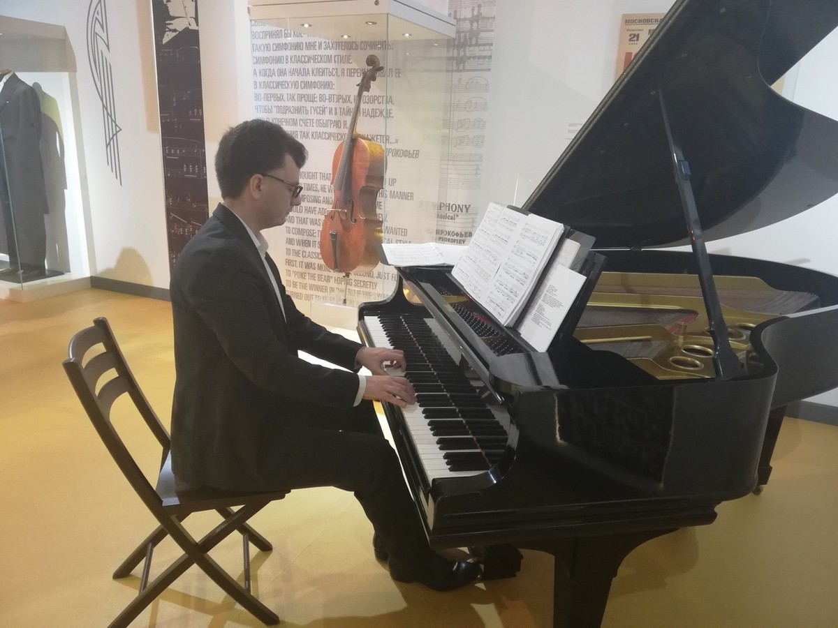 Разговор с музыкантом Олегом Губановым, который снимается в телепроектах на центральных каналах и выступает со звездами. И у нас есть небольшой, но повод для гордости. Олег - наш, владимирский. Он прожил в городе 13 лет