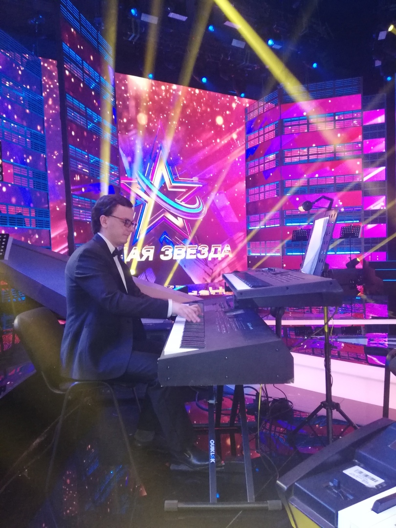 Разговор с музыкантом Олегом Губановым, который снимается в телепроектах на центральных каналах и выступает со звездами. И у нас есть небольшой, но повод для гордости. Олег - наш, владимирский. Он прожил в городе 13 лет