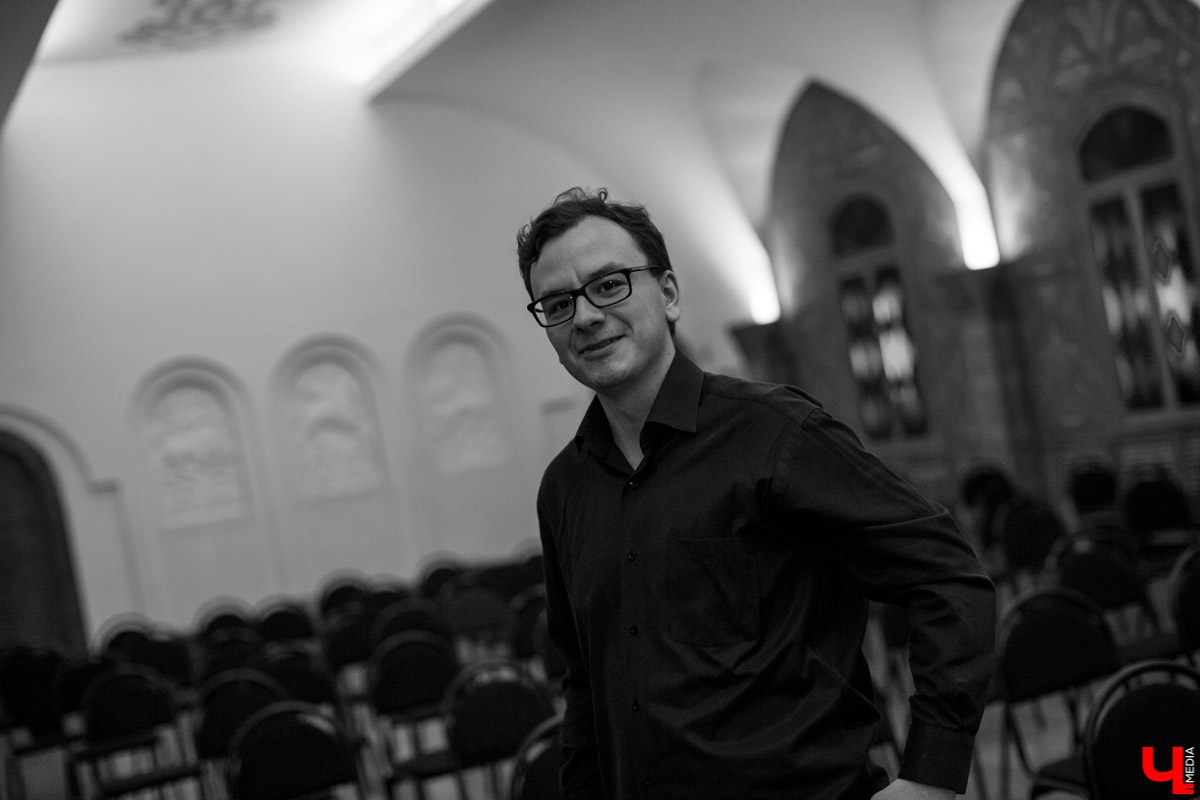 Разговор с музыкантом Олегом Губановым, который снимается в телепроектах на центральных каналах и выступает со звездами. И у нас есть небольшой, но повод для гордости. Олег - наш, владимирский. Он прожил в городе 13 лет