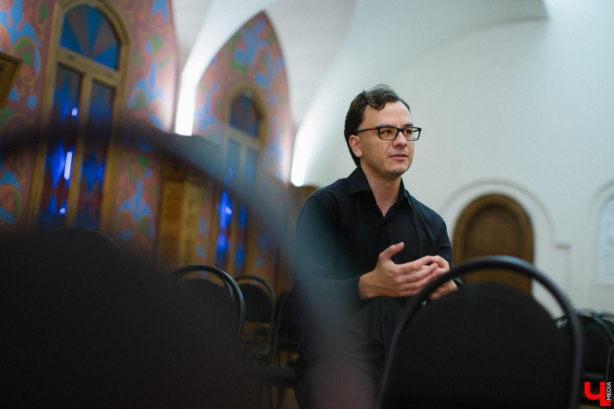 Разговор с музыкантом Олегом Губановым, который снимается в телепроектах на центральных каналах и выступает со звездами. И у нас есть небольшой, но повод для гордости. Олег - наш, владимирский. Он прожил в городе 13 лет