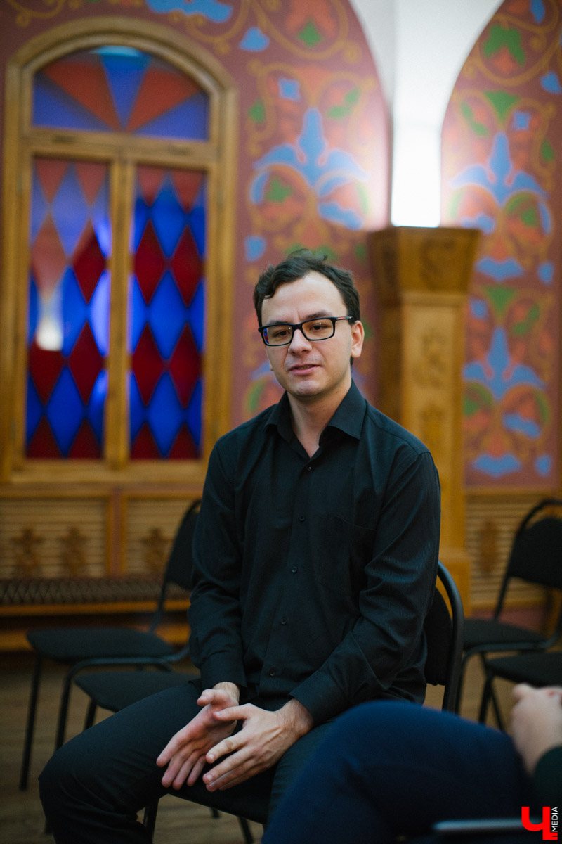 Разговор с музыкантом Олегом Губановым, который снимается в телепроектах на центральных каналах и выступает со звездами. И у нас есть небольшой, но повод для гордости. Олег - наш, владимирский. Он прожил в городе 13 лет