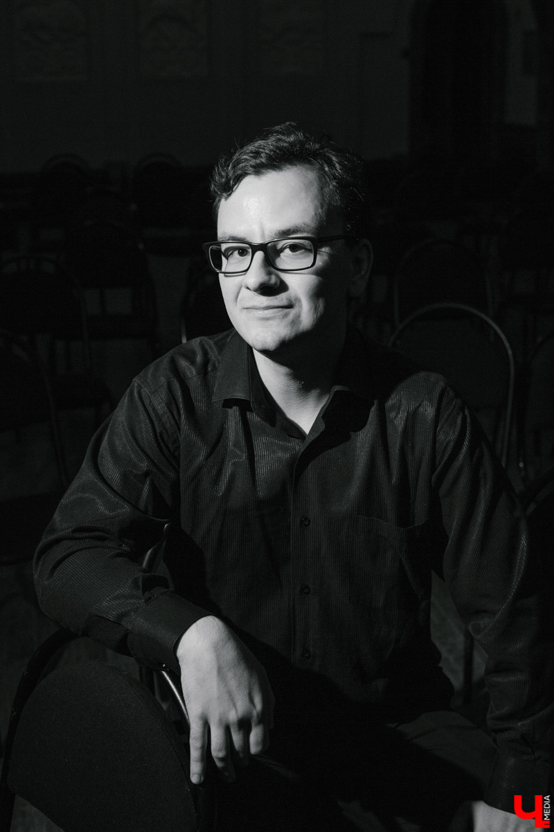 Разговор с музыкантом Олегом Губановым, который снимается в телепроектах на центральных каналах и выступает со звездами. И у нас есть небольшой, но повод для гордости. Олег - наш, владимирский. Он прожил в городе 13 лет