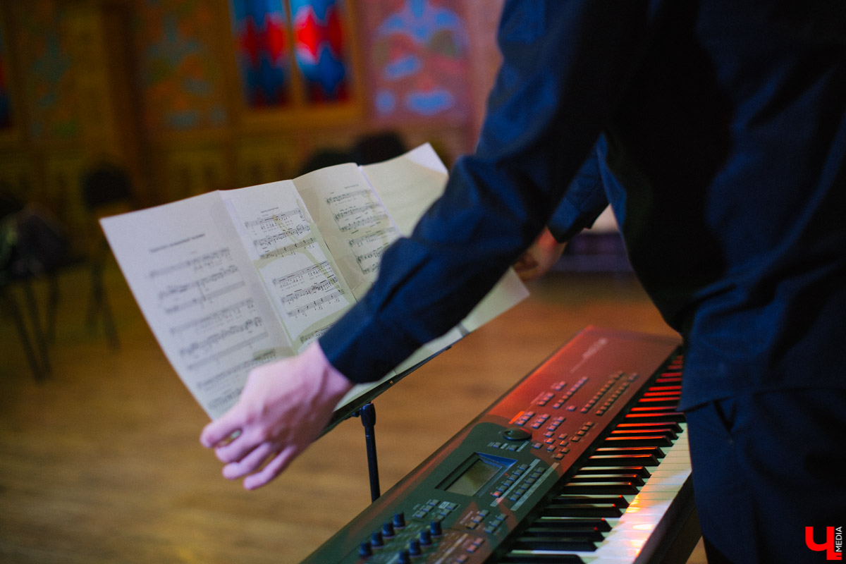 Разговор с музыкантом Олегом Губановым, который снимается в телепроектах на центральных каналах и выступает со звездами. И у нас есть небольшой, но повод для гордости. Олег - наш, владимирский. Он прожил в городе 13 лет