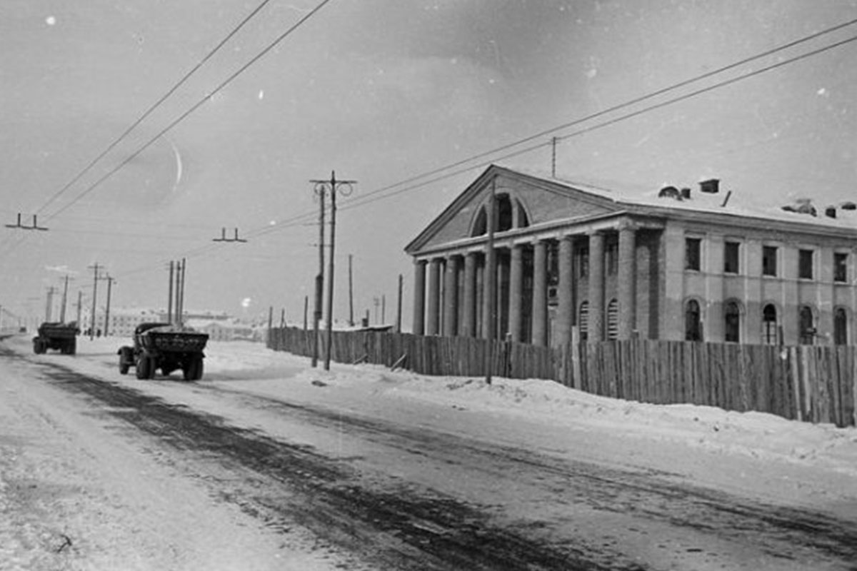 Как раньше называлась улица Горького? Что было на месте ВлГУ? Как сюда попал Олег Янковский? Об истории центральной магистрали Владимира мы поговорили с краеведом-любителем Александром Прониным