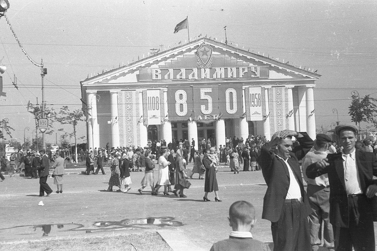Как раньше называлась улица Горького? Что было на месте ВлГУ? Как сюда попал Олег Янковский? Об истории центральной магистрали Владимира мы поговорили с краеведом-любителем Александром Прониным