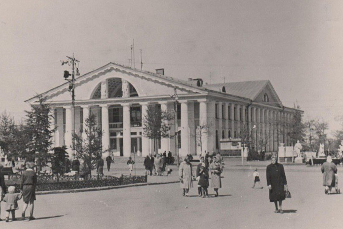 Как раньше называлась улица Горького? Что было на месте ВлГУ? Как сюда попал Олег Янковский? Об истории центральной магистрали Владимира мы поговорили с краеведом-любителем Александром Прониным