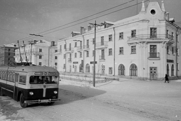 Как раньше называлась улица Горького? Что было на месте ВлГУ? Как сюда попал Олег Янковский? Об истории центральной магистрали Владимира мы поговорили с краеведом-любителем Александром Прониным